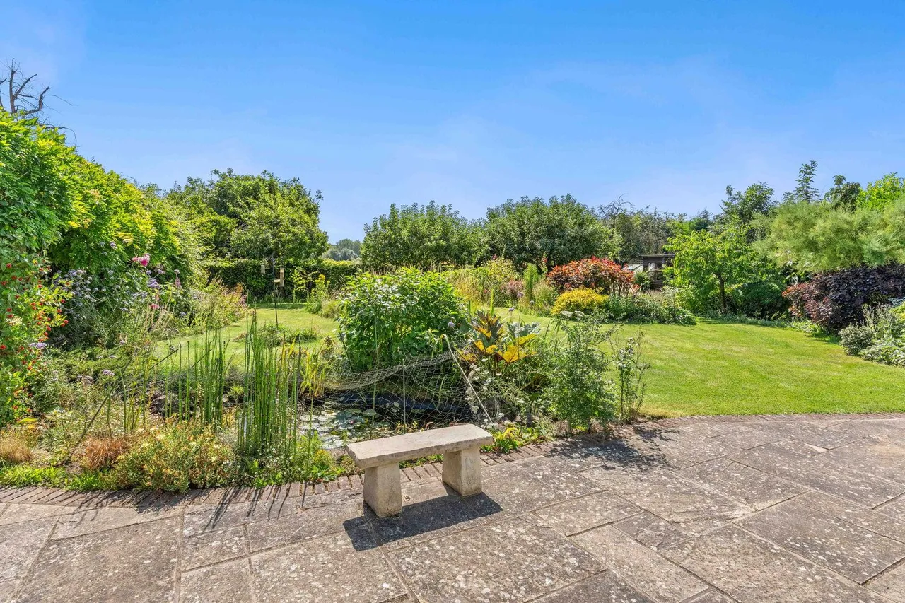 'Old Forge End Bungalow' Wareside, Nr Ware, photo 30