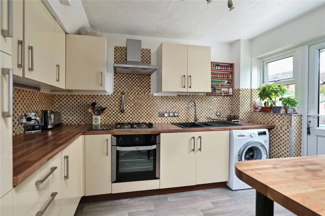 Larch Way, Farnborough, Hampshire, GU14 0QN, photo 2