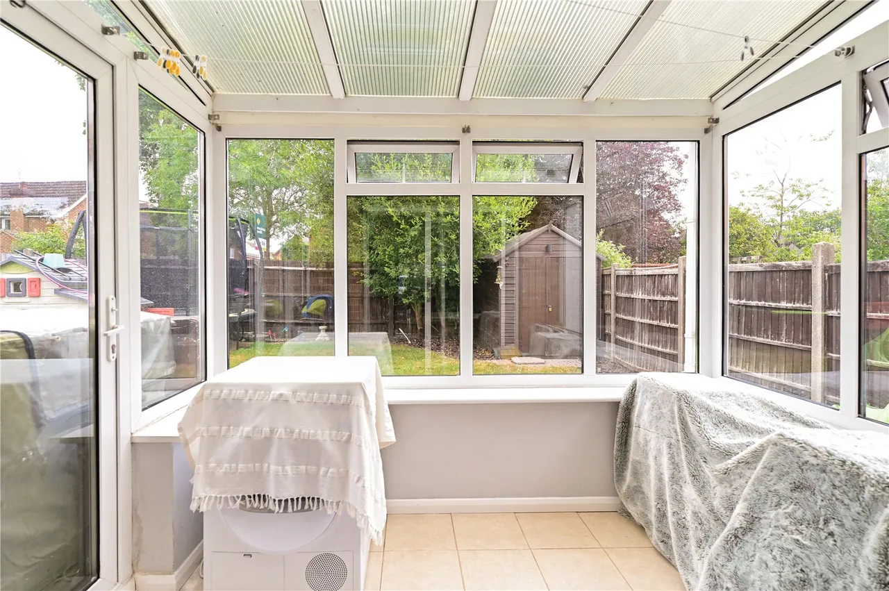 Larch Way, Farnborough, Hampshire, GU14 0QN, photo 11