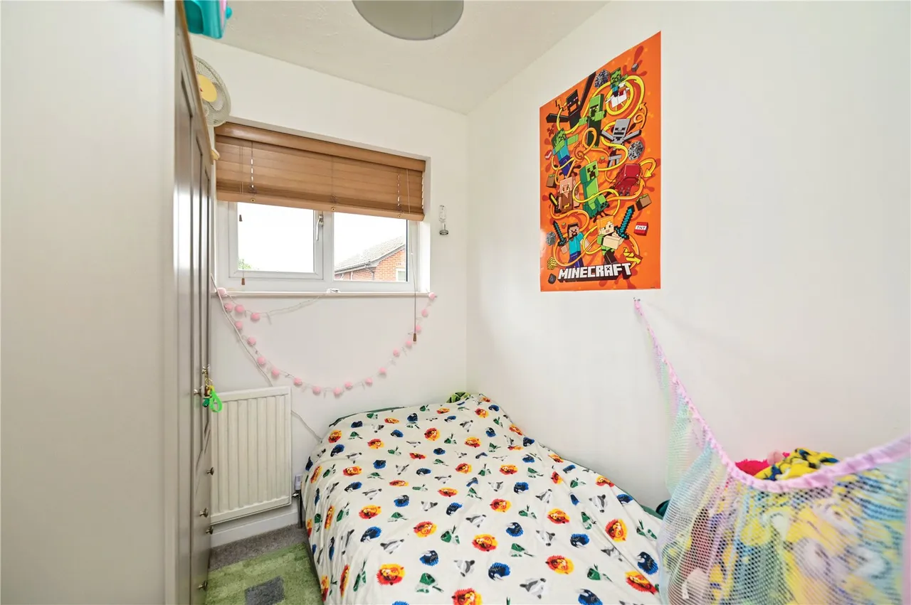 Larch Way, Farnborough, Hampshire, GU14 0QN, photo 9