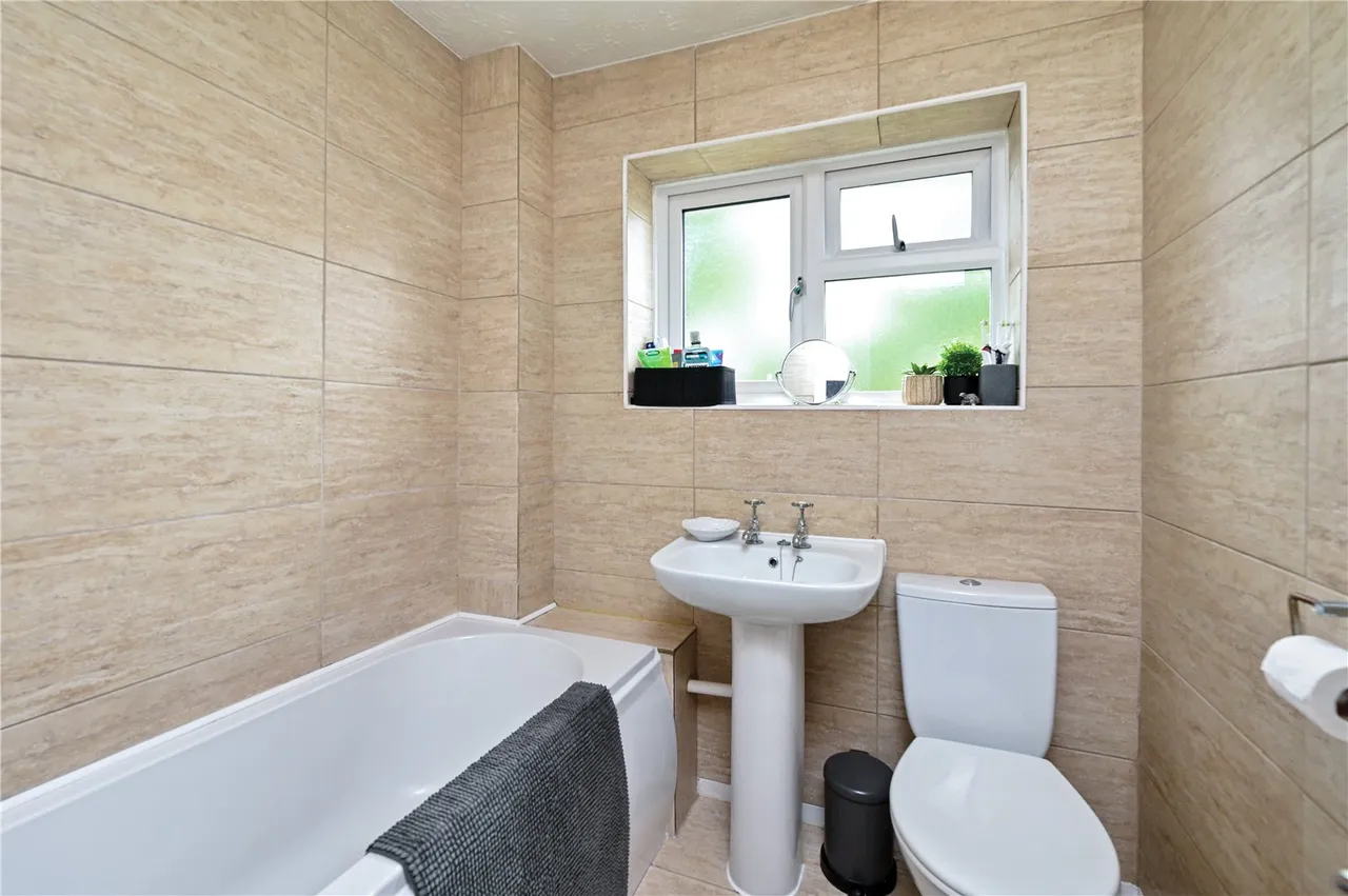 Larch Way, Farnborough, Hampshire, GU14 0QN, photo 10