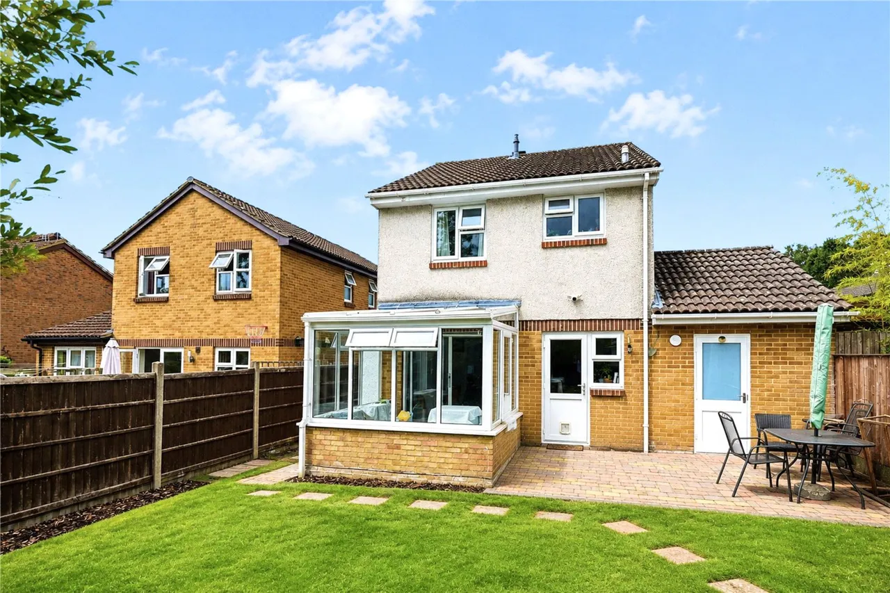 Larch Way, Farnborough, Hampshire, GU14 0QN, photo 4