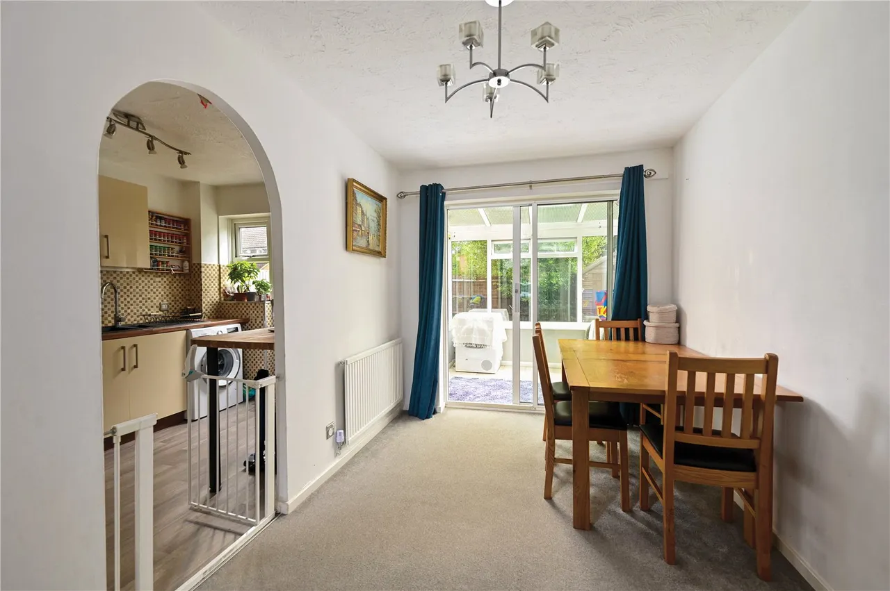 Larch Way, Farnborough, Hampshire, GU14 0QN, photo 3