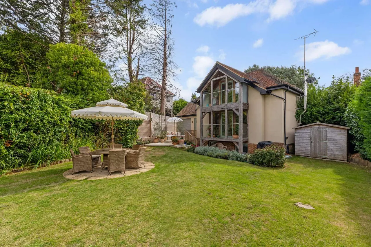4 bed house for sale, Brookside, Farnham, GU9