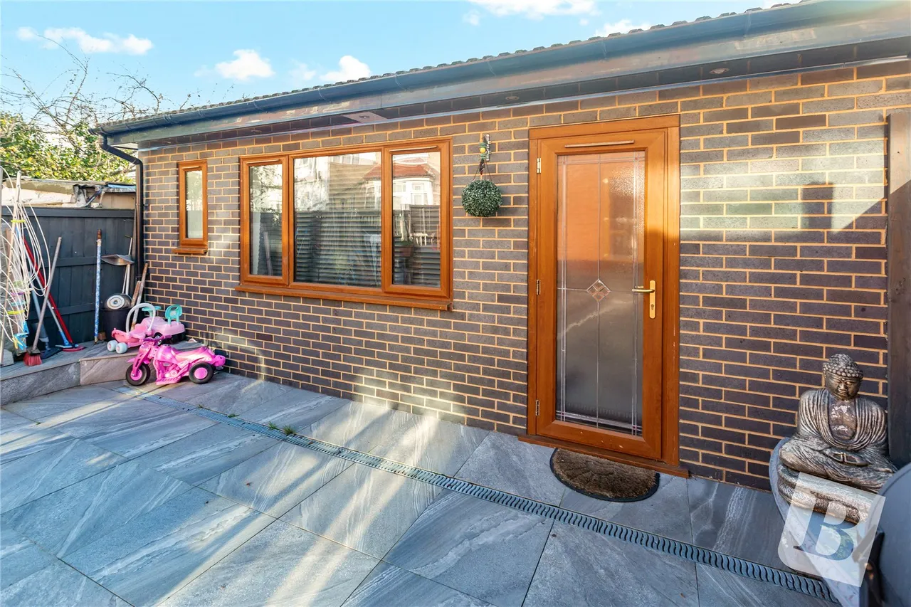 Eastern Avenue, Ilford, IG2, photo 37