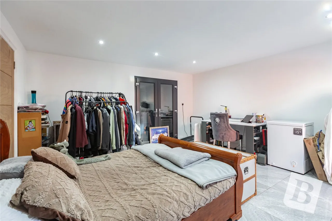 Eastern Avenue, Ilford, IG2, photo 16
