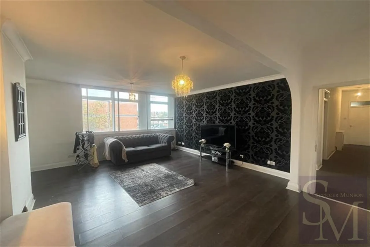 2 bed flat to rent, High Road, Loughton, IG10