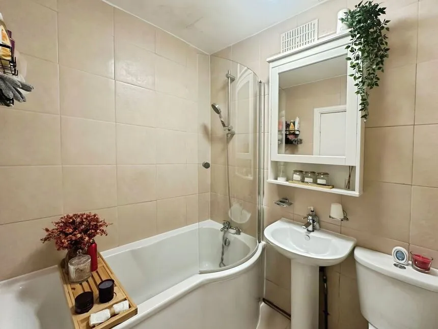 London Road, London, E13, photo 6