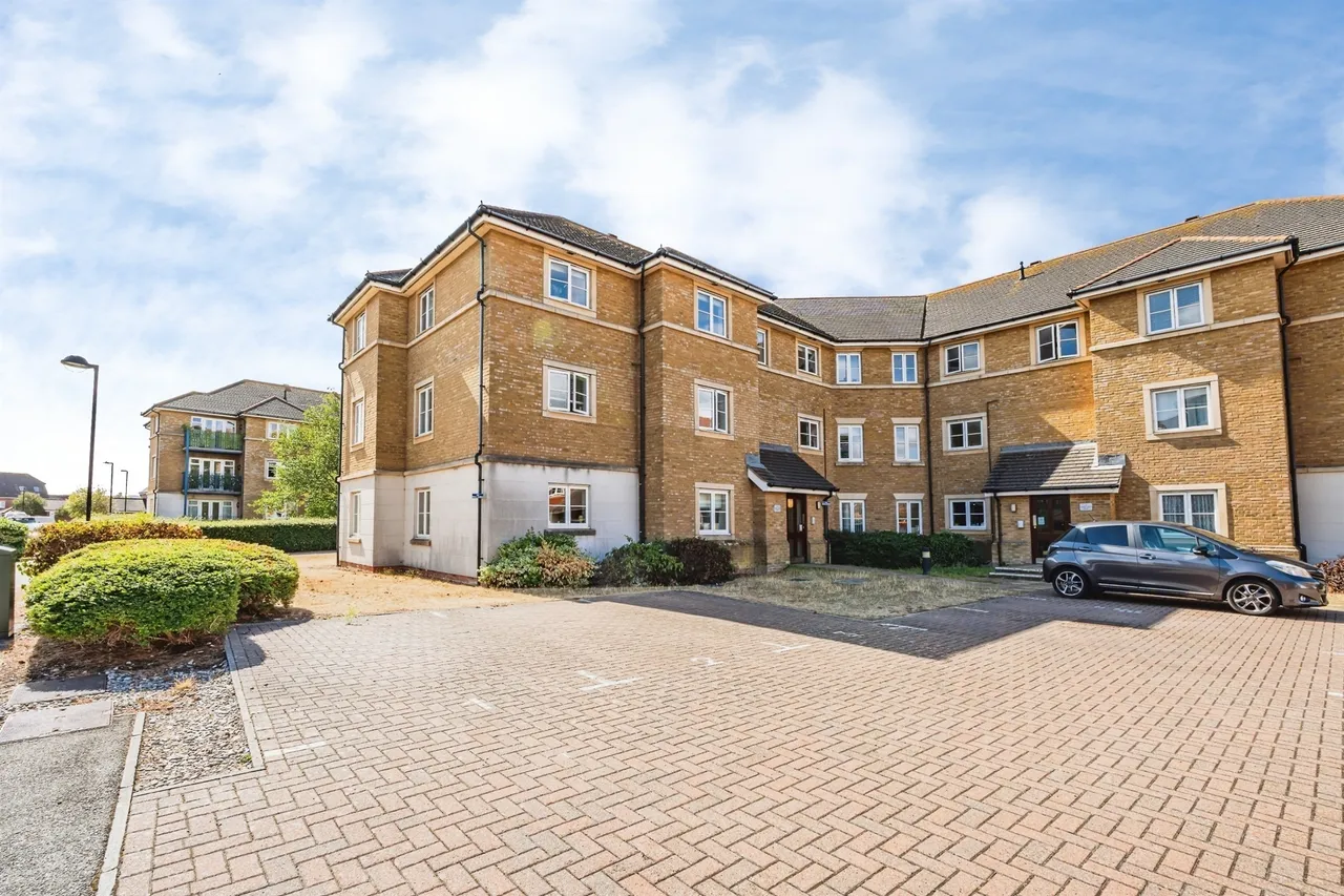 2 bed flat for sale — Santa Cruz Drive, Eastbourne