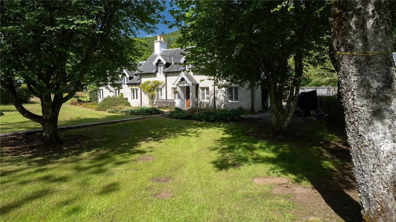 4 bed house for sale — Guisachan Cottage, Tomich, Beauly, Highland, IV4 7LY