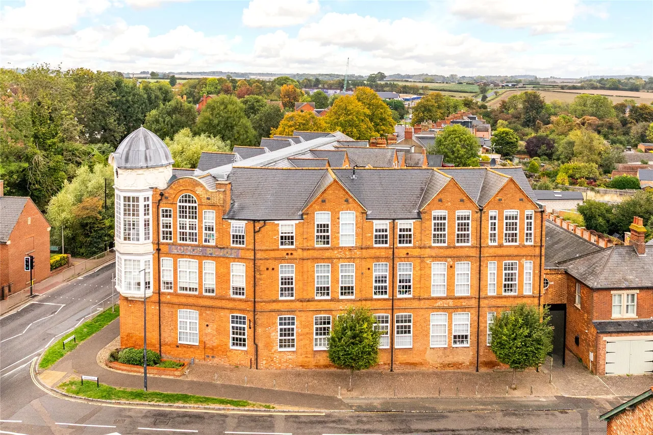2 bed flat for sale, Kensington Place, Wellingborough Road, MK46
