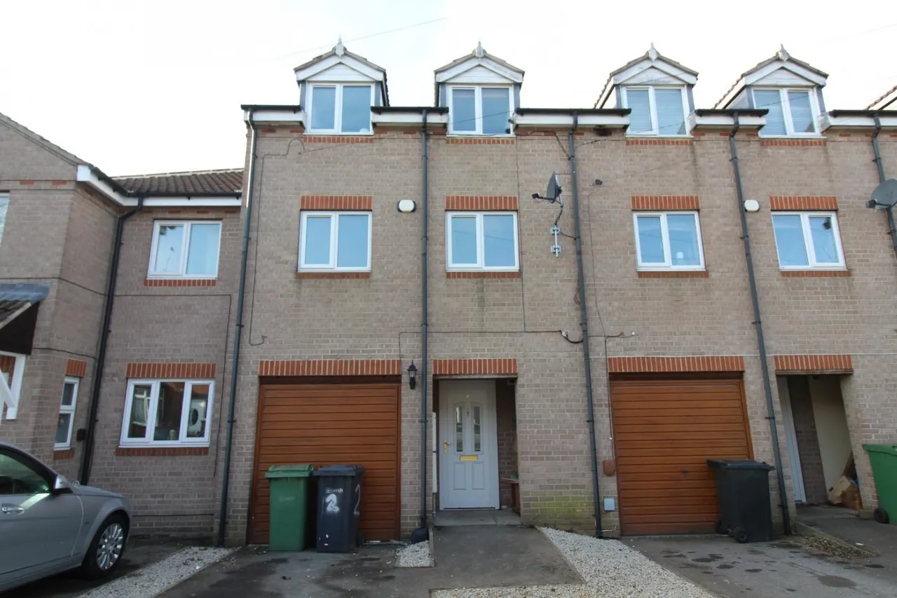 4 bed house to rent — Ashby Crescent, Leeds