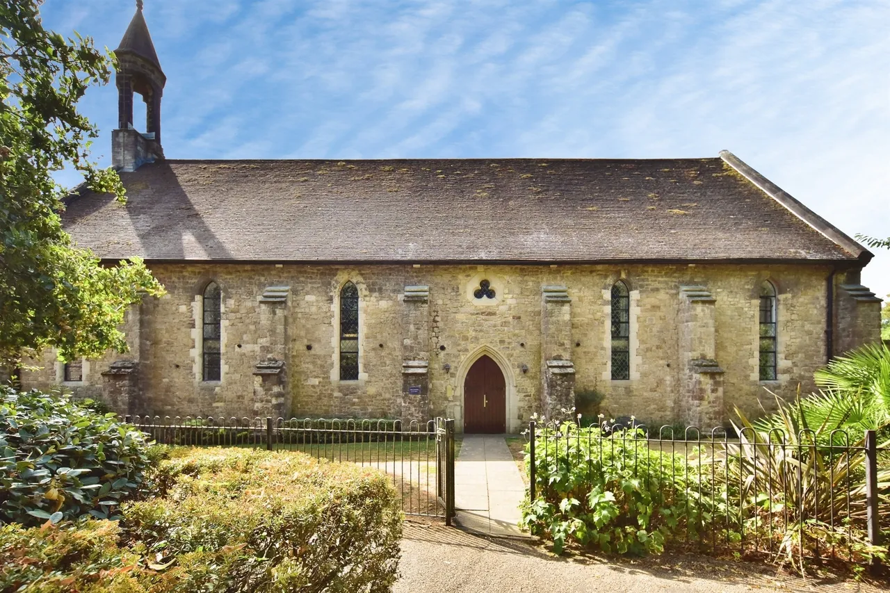 3 bed character property for sale — The Chapel, Fennel Close, Maidstone