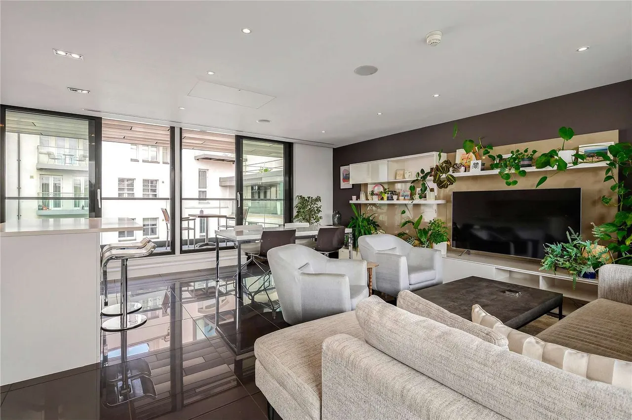 3 bed flat for sale — Leman Street, London, E1 8GJ