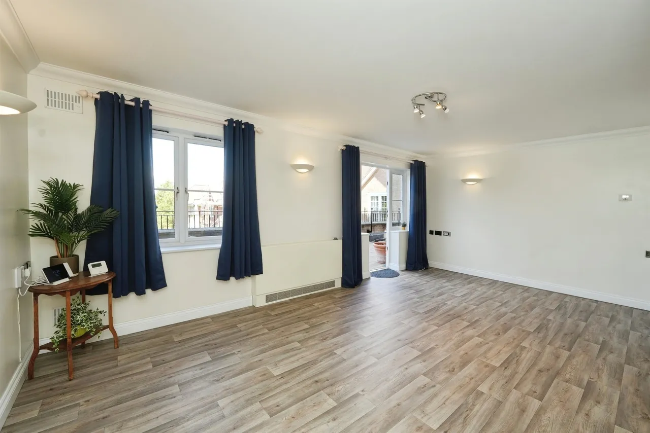 Chantry Court, Westbury, photo 7