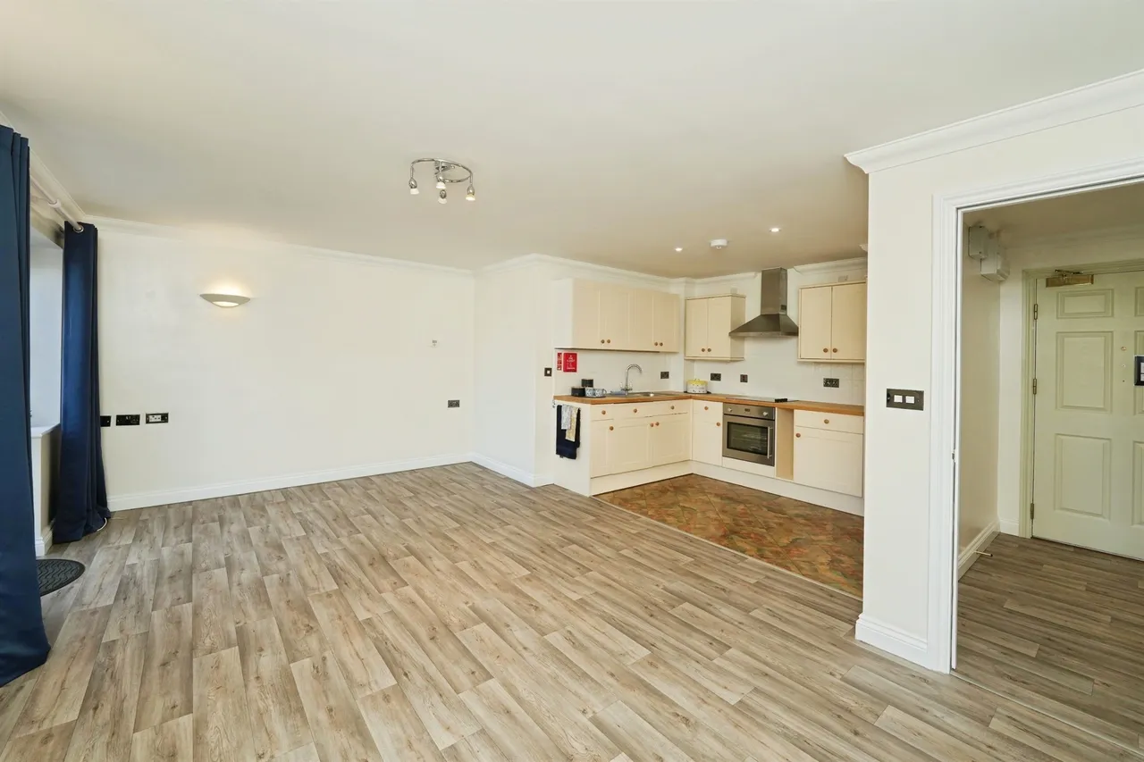 Chantry Court, Westbury, photo 6