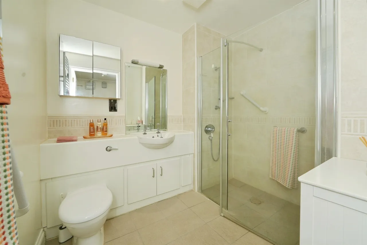 Chantry Court, Westbury, photo 5