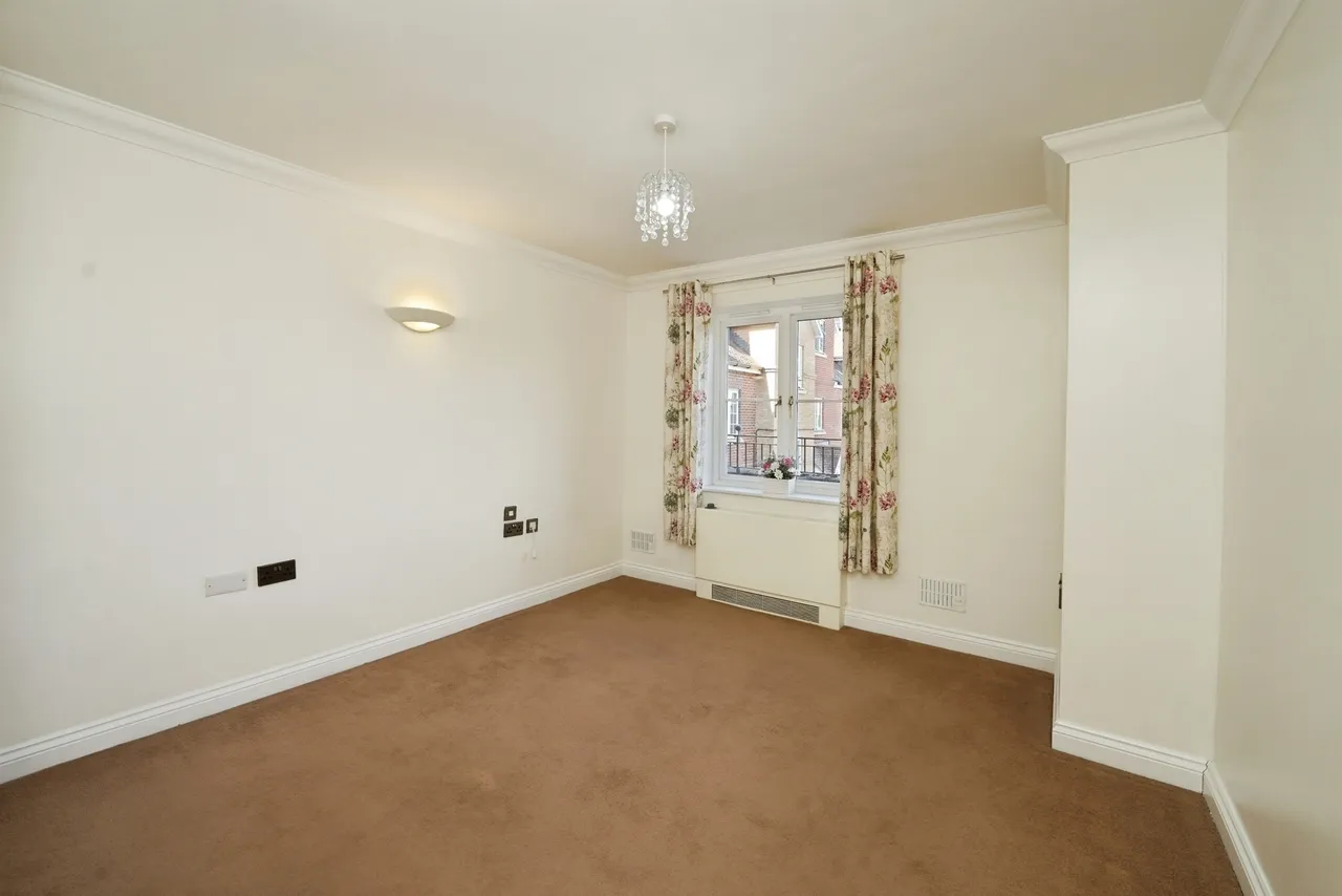 Chantry Court, Westbury, photo 8