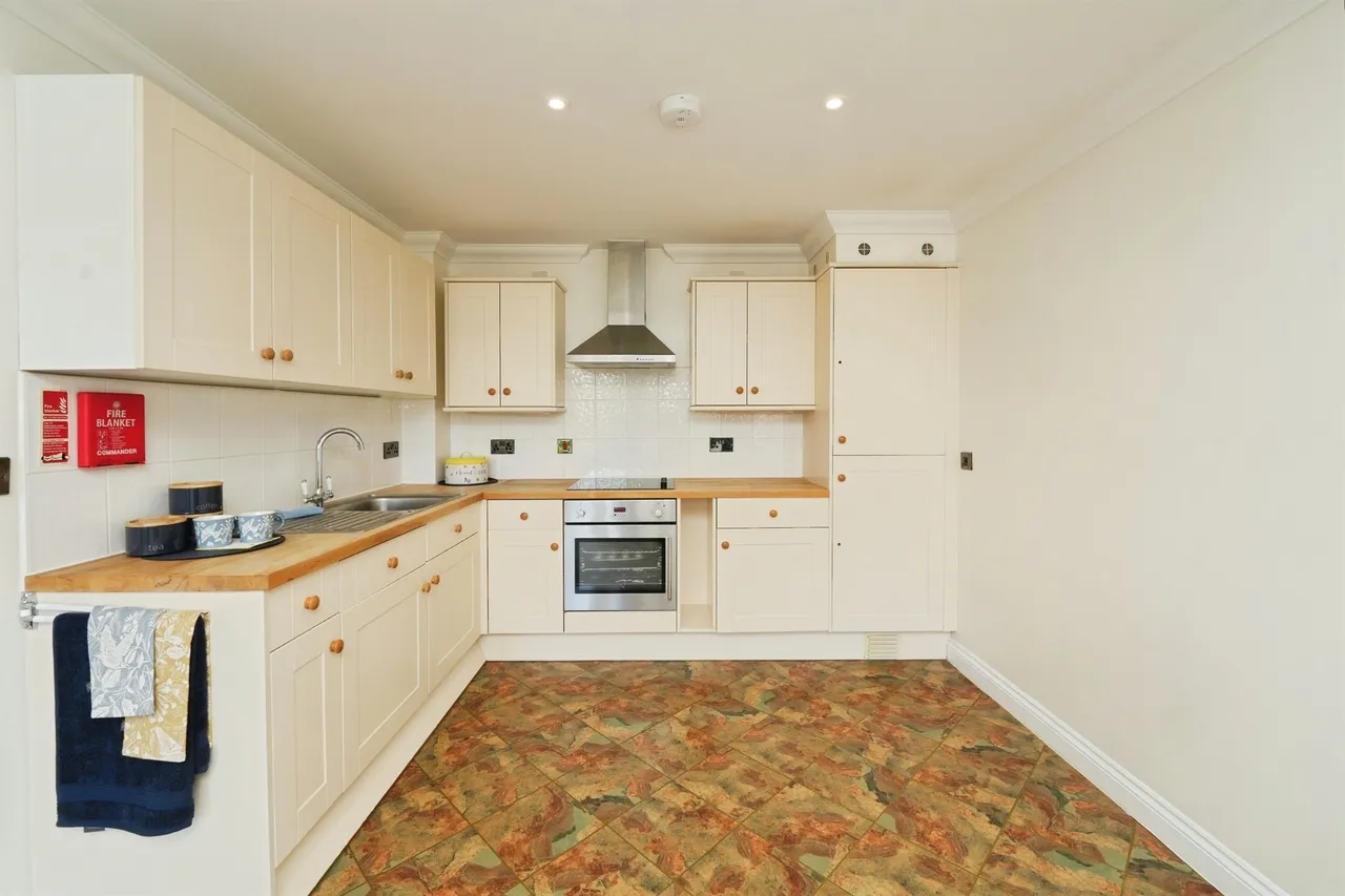 Chantry Court, Westbury, photo 4