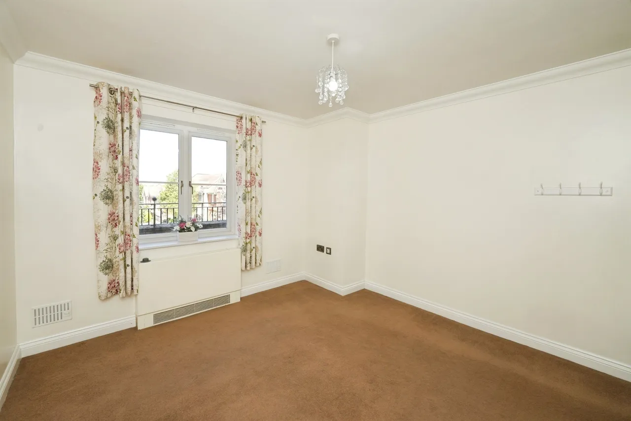 Chantry Court, Westbury, photo 9