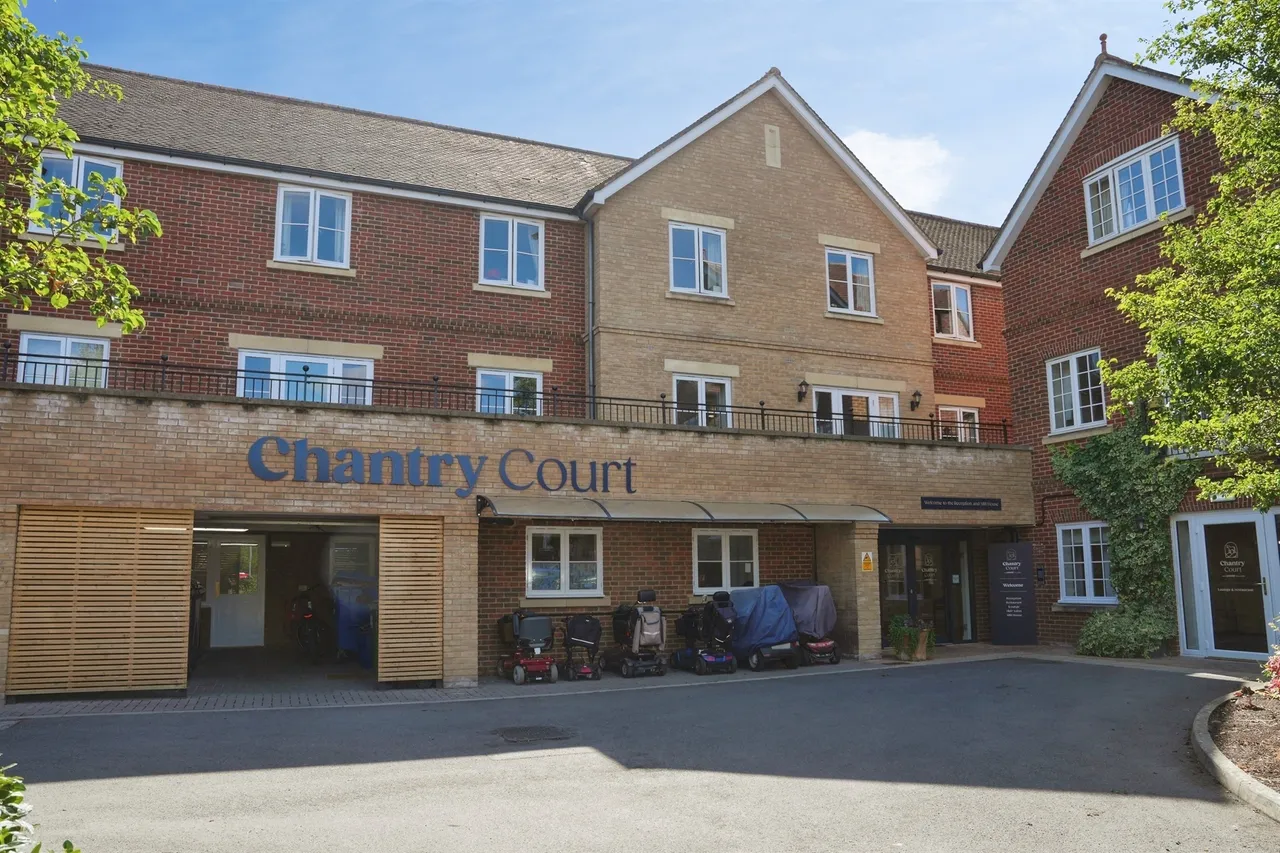 Chantry Court, Westbury, photo 11