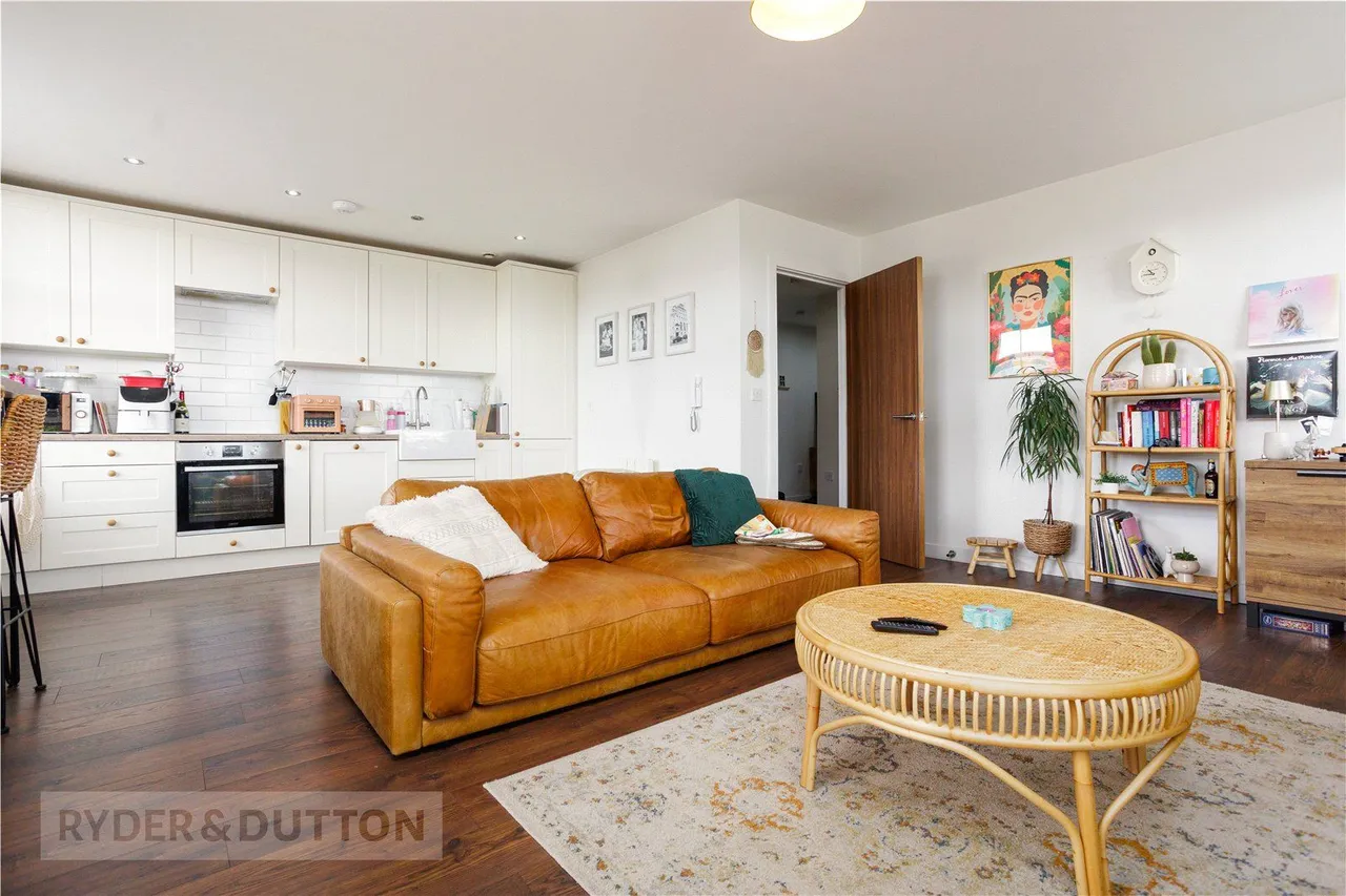 2 bed flat for sale, Victoria Street, Glossop, SK13
