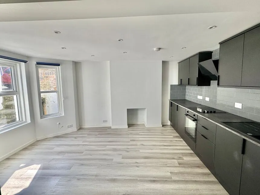 Bradstone Avenue, Kent, CT19, photo 3