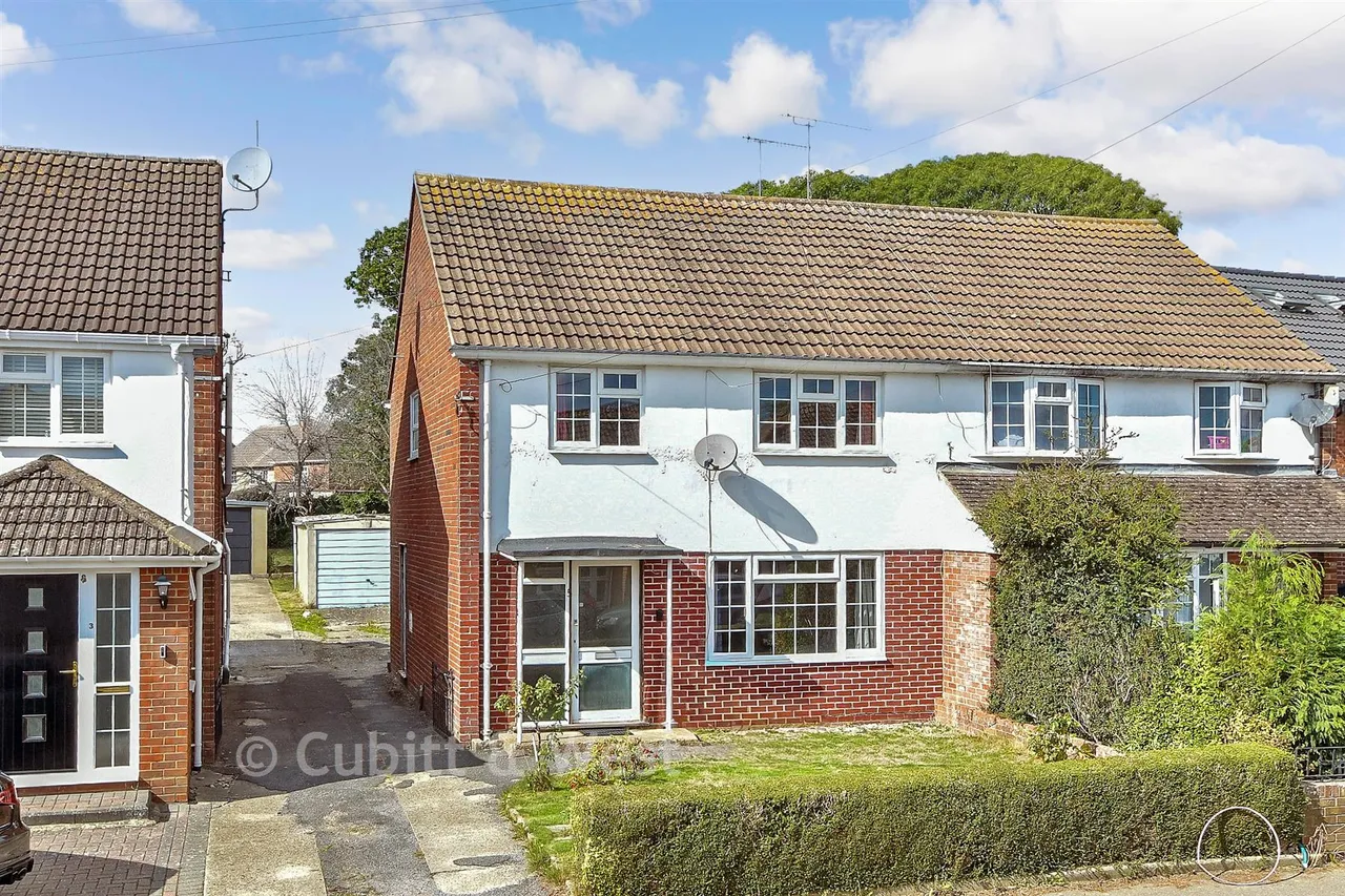 3 bed house for sale, Denchers Plat, Langley Green, RH11
