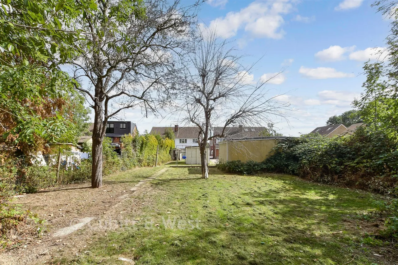 Denchers Plat, Langley Green, RH11, photo 2