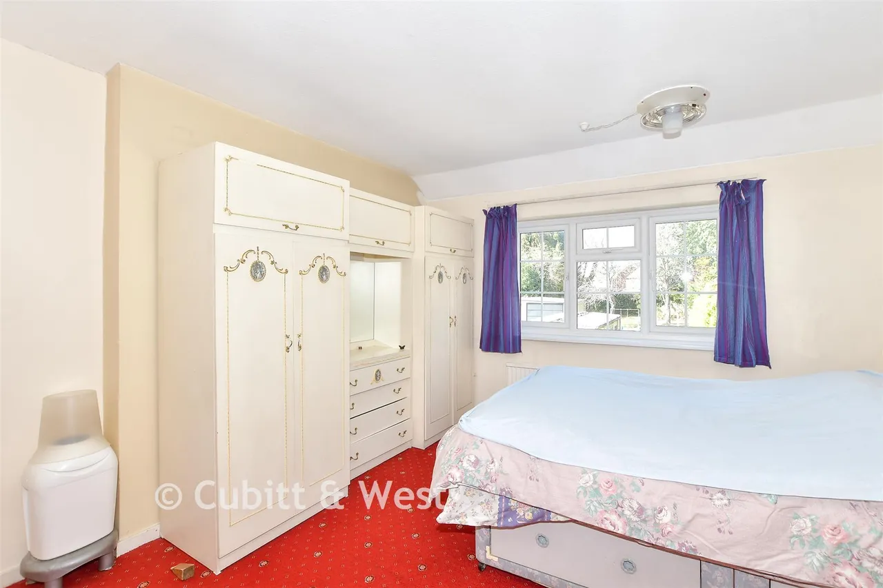 Denchers Plat, Langley Green, RH11, photo 7