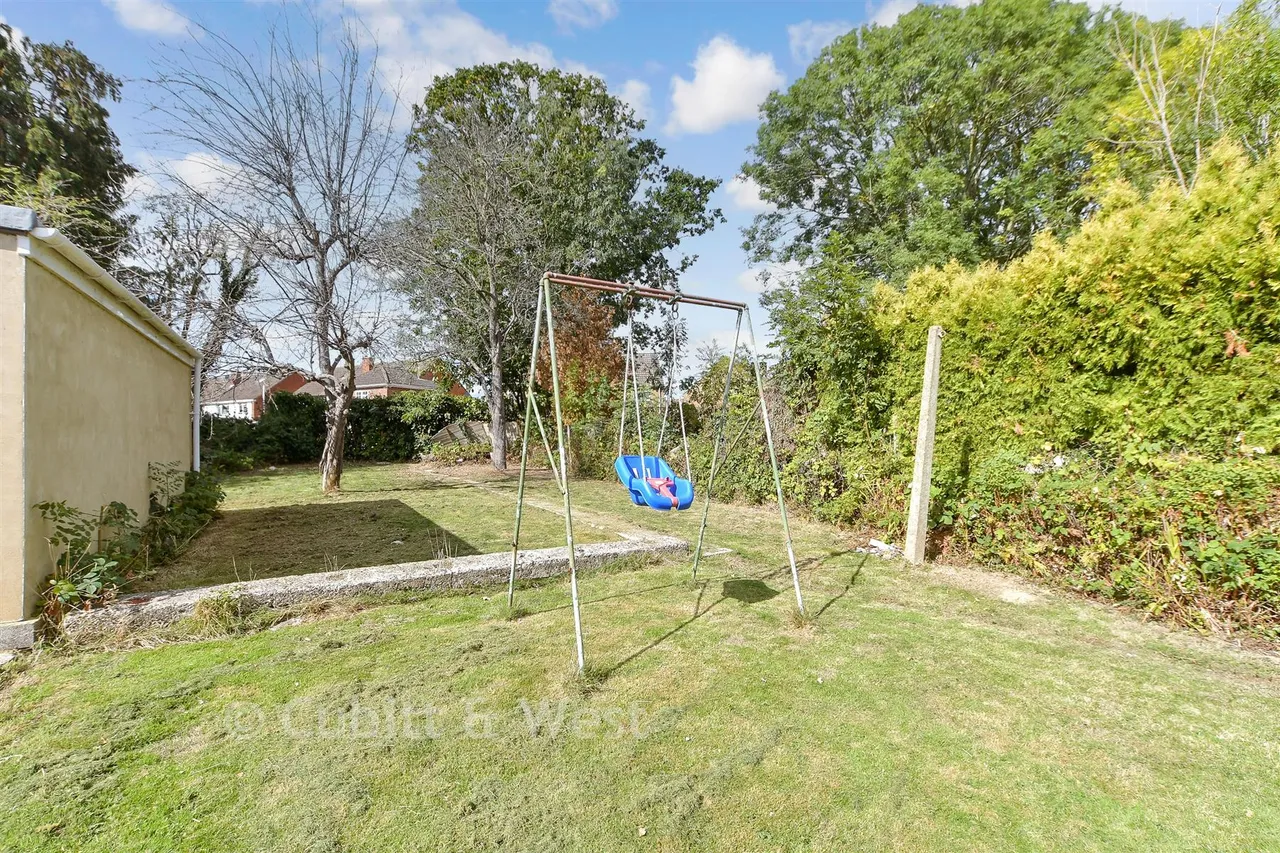 Denchers Plat, Langley Green, RH11, photo 13