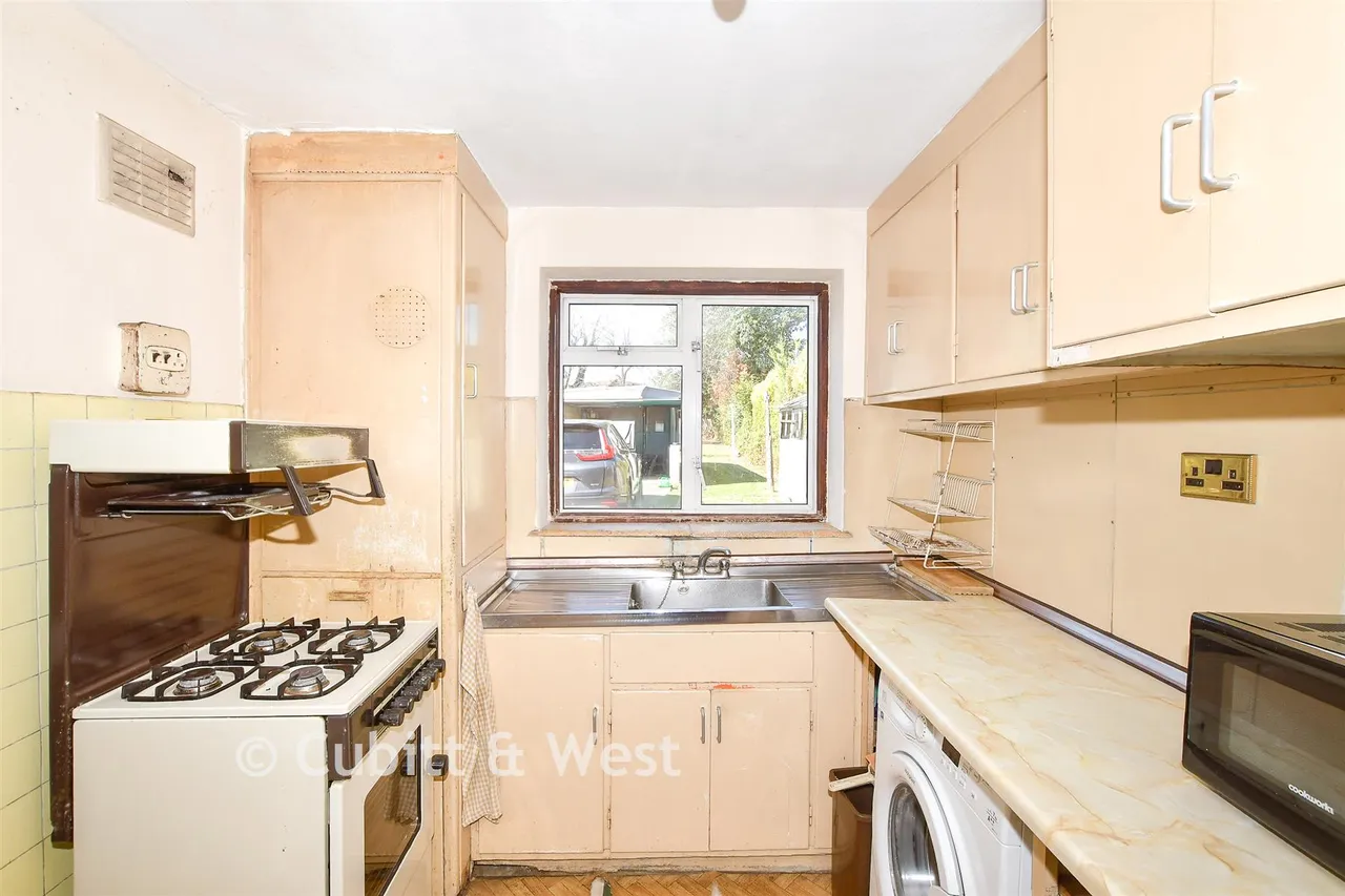 Denchers Plat, Langley Green, RH11, photo 3