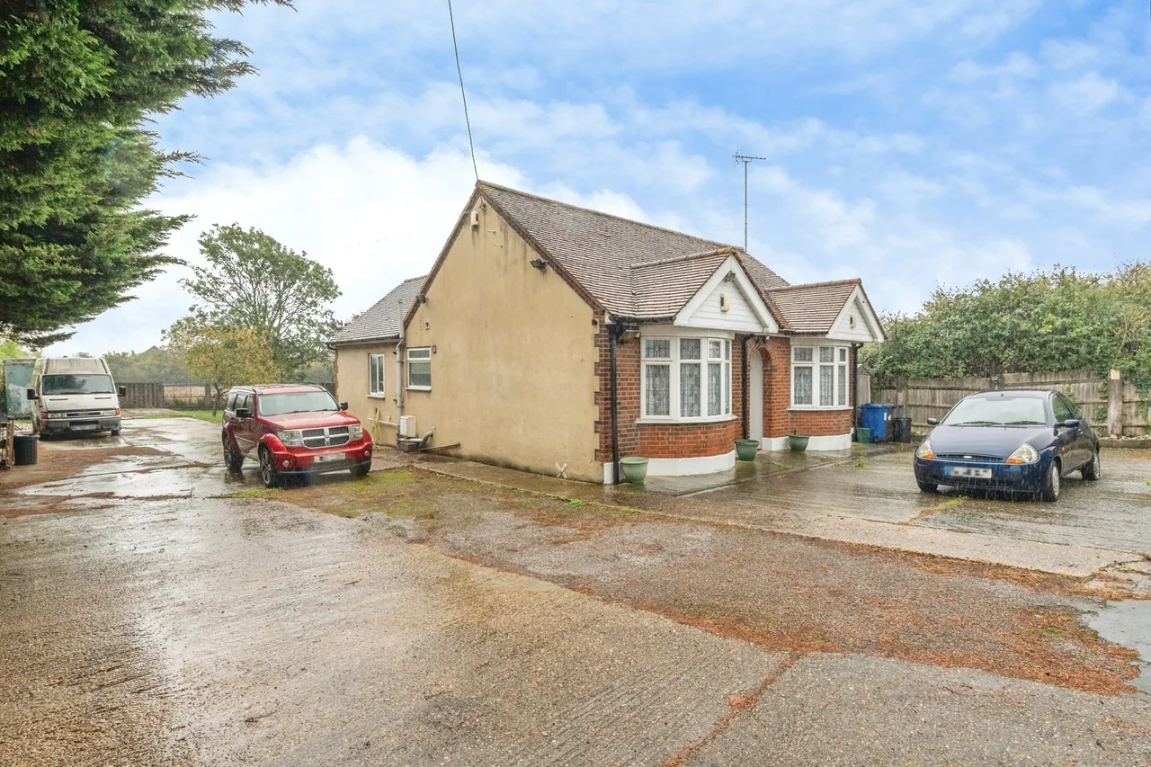 3 bed house for sale, Southend Road, Fobbing, SS17