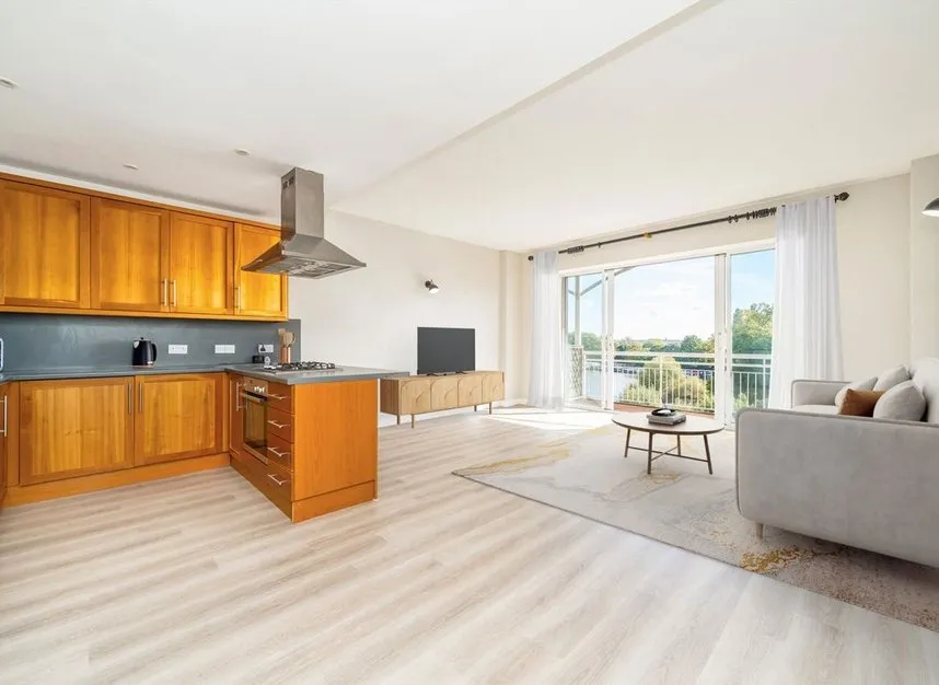 Kew Bridge Road, Brentford, TW8, photo 2