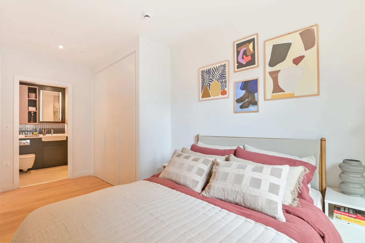 Showflat 6 (C-221), The Maple, 10 Aviator Drive, London, photo 11