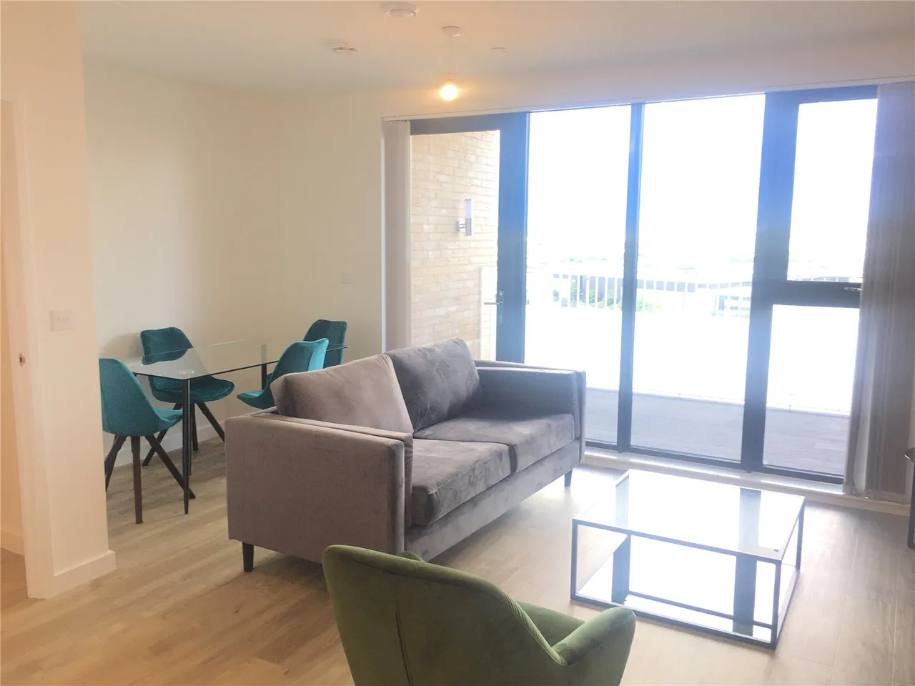 2 bed flat to rent, Lakeside Drive, London, NW10