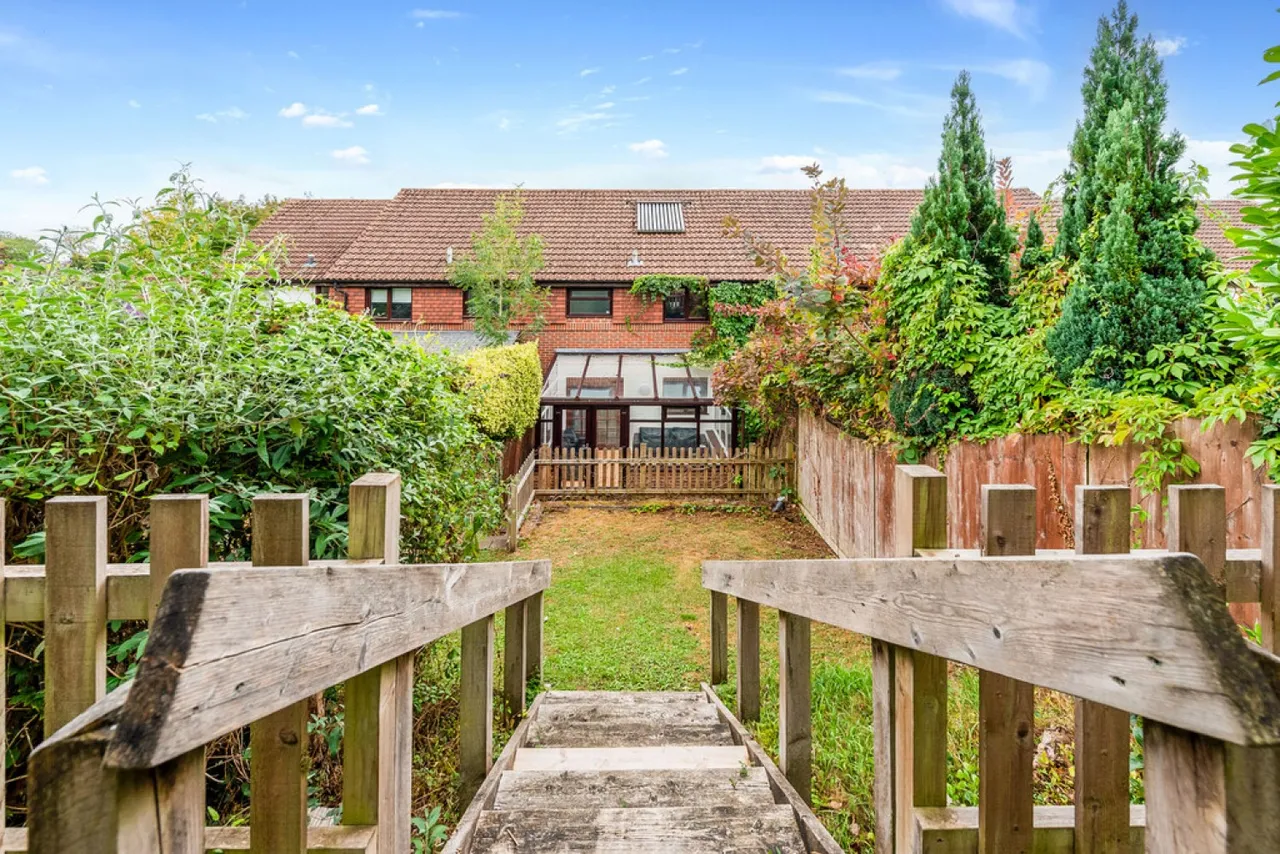 Honeysuckle Close, Badger Farm, Winchester, photo 10
