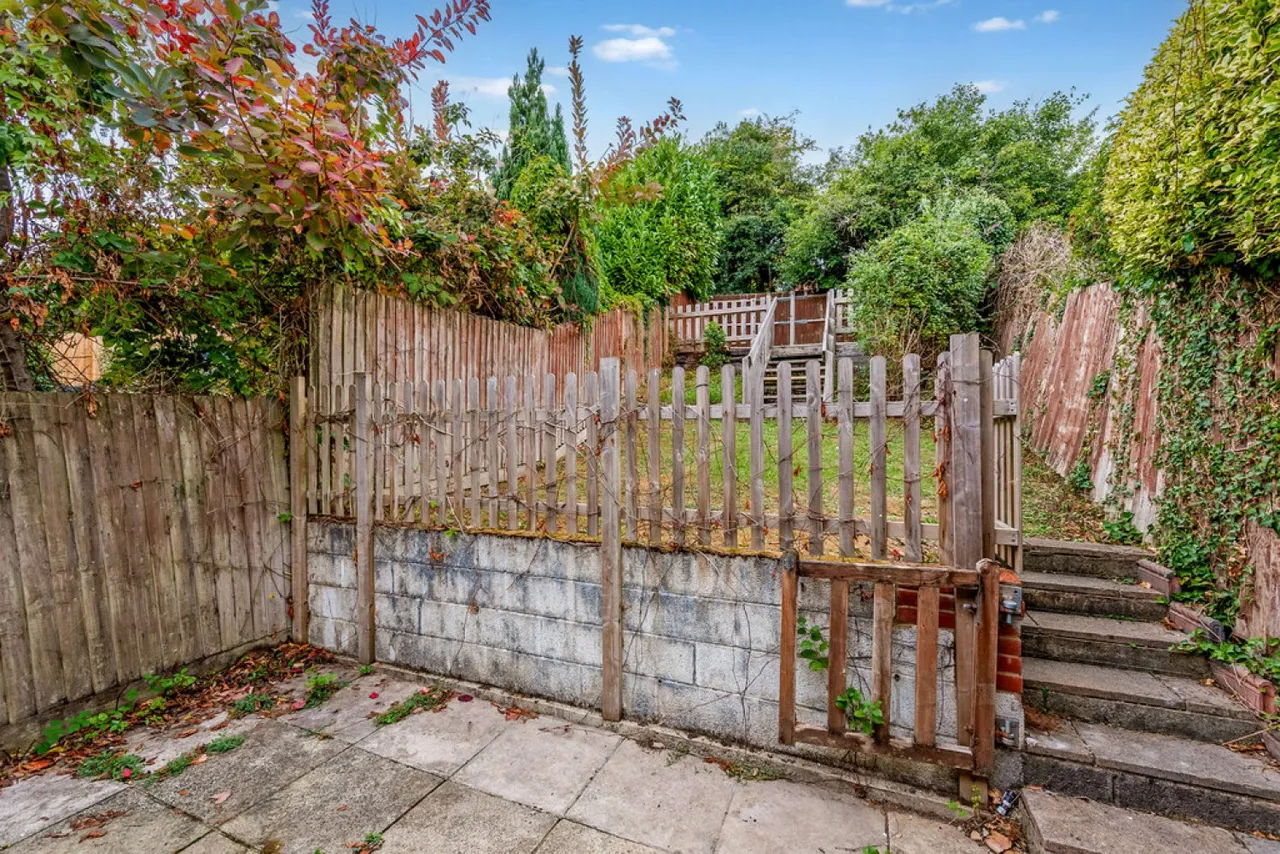 Honeysuckle Close, Badger Farm, Winchester, photo 8