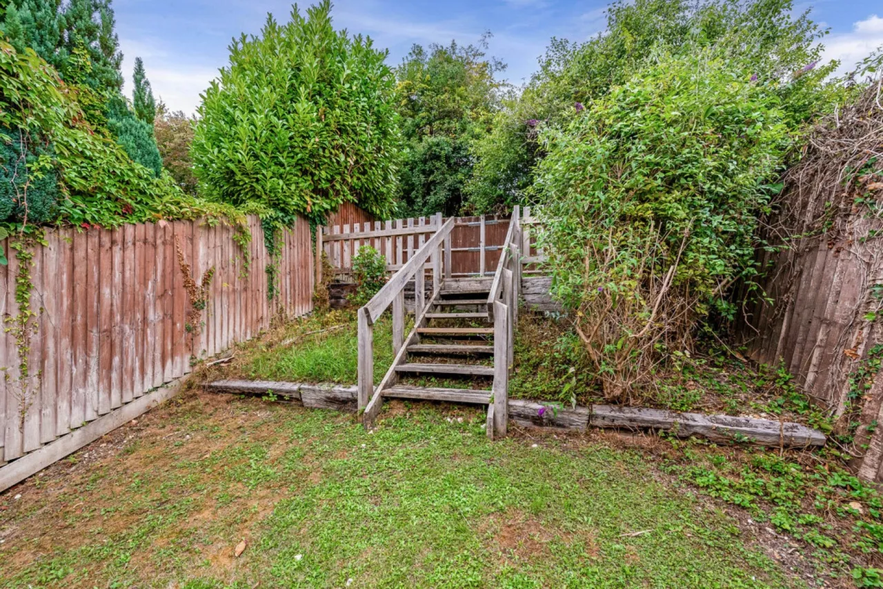 Honeysuckle Close, Badger Farm, Winchester, photo 9