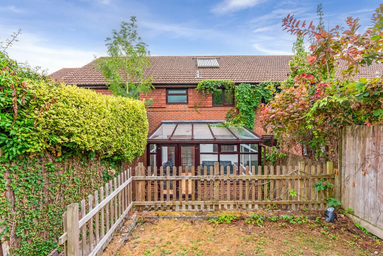 Honeysuckle Close, Badger Farm, Winchester, photo 11