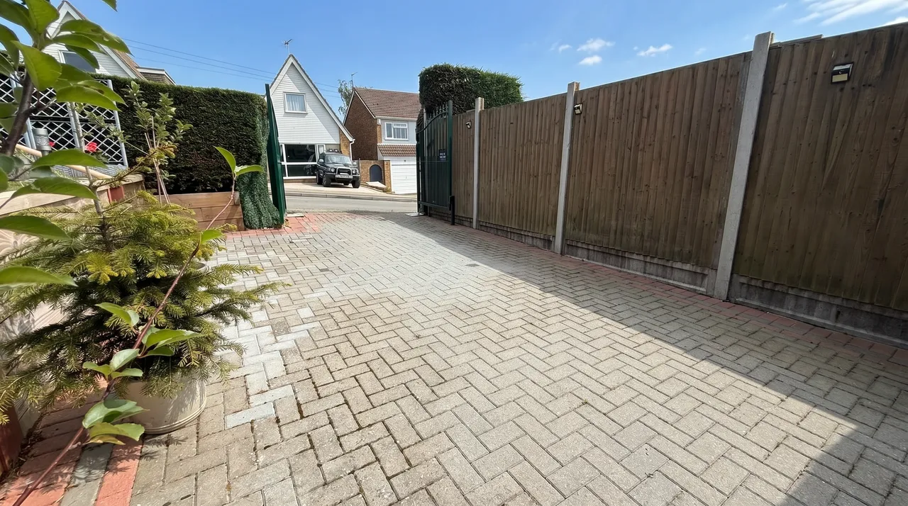 Over Spent over the past x4 years on this Bungalow in Whybornes Chase, Minster On Sea, ME12, photo 2