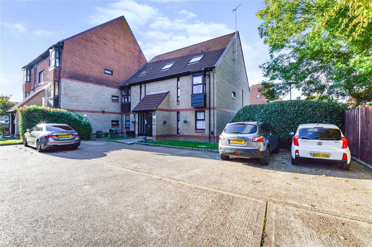 1 bed flat to rent, Trenance, Goldsworth Park