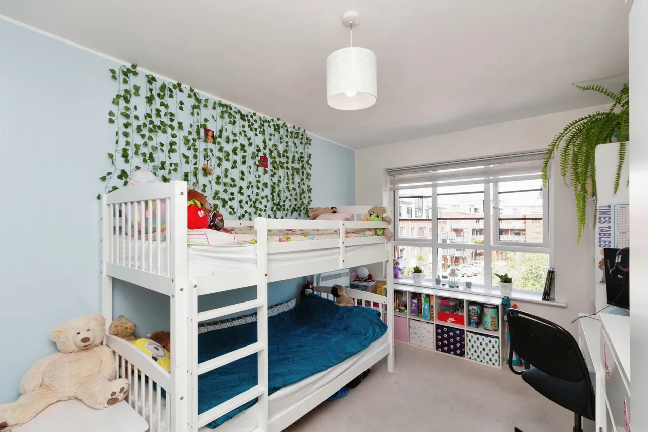 Wallis Square, Farnborough, GU14, photo 10
