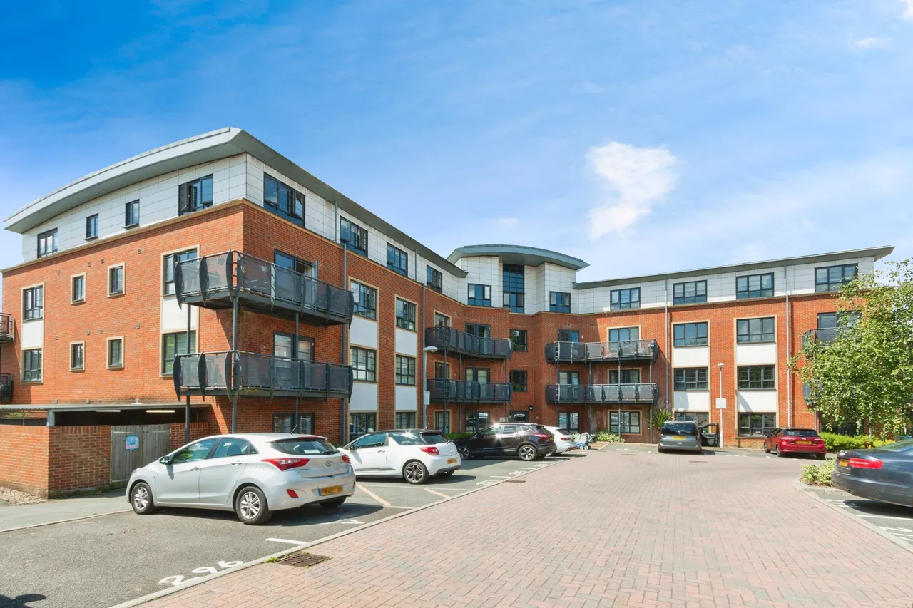 Wallis Square, Farnborough, GU14, photo 14
