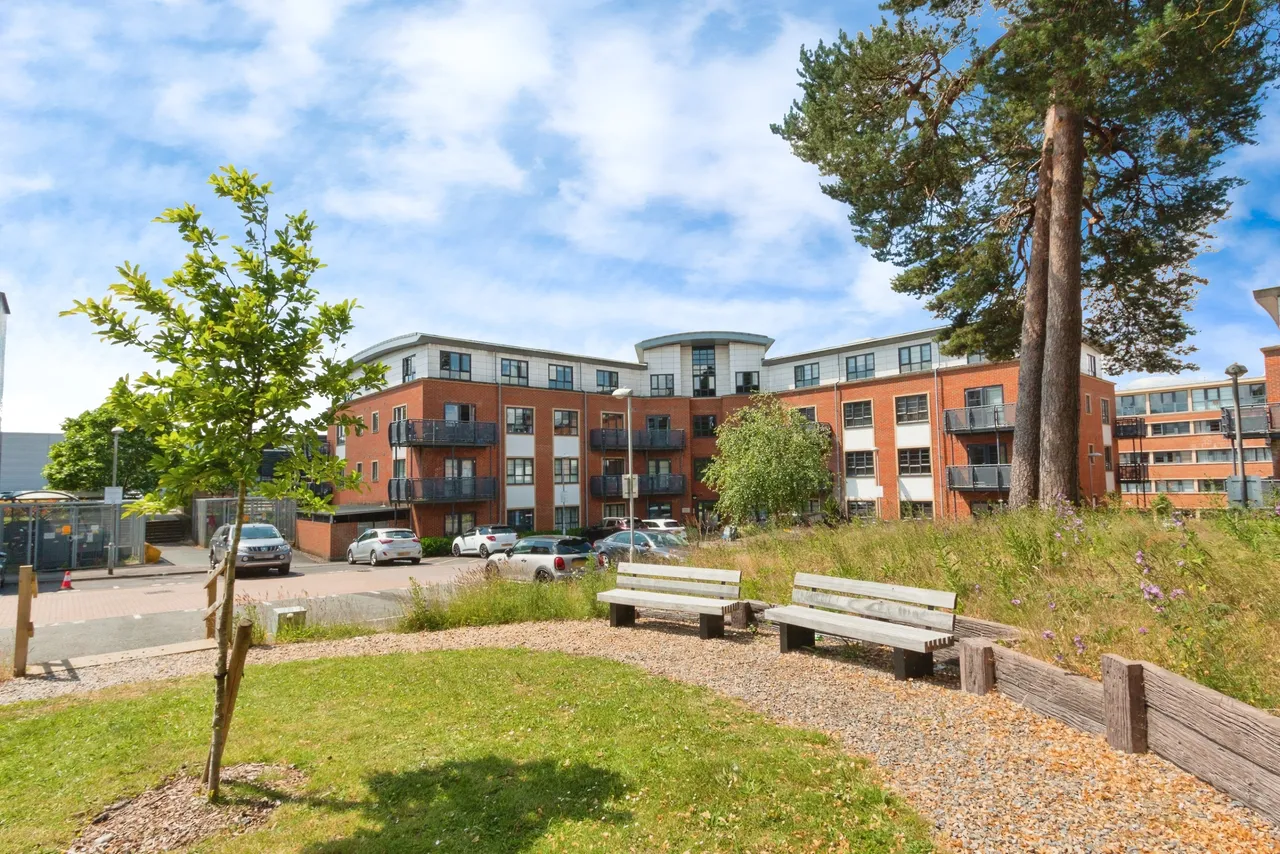 Wallis Square, Farnborough, GU14, photo 13