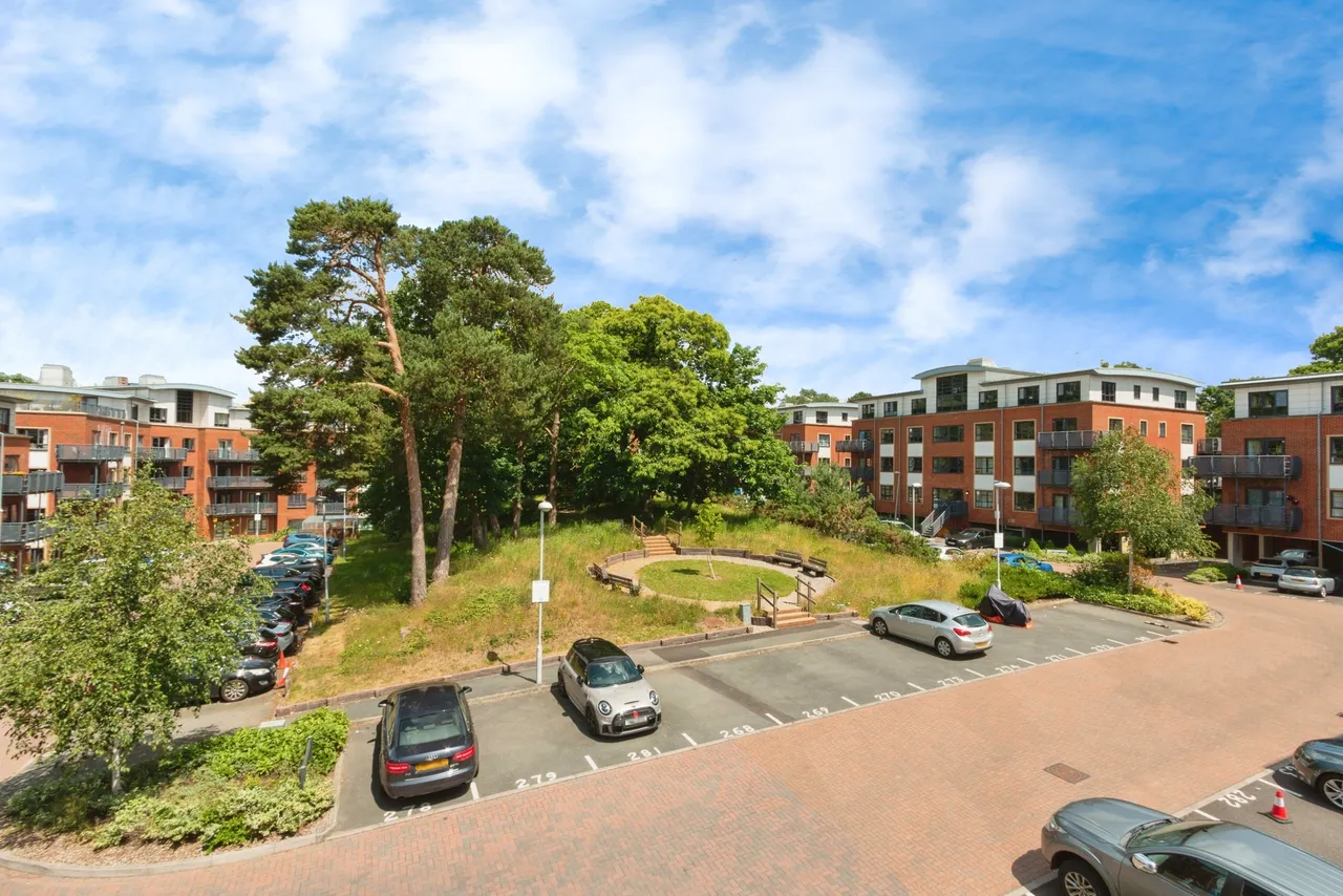 Wallis Square, Farnborough, GU14, photo 12