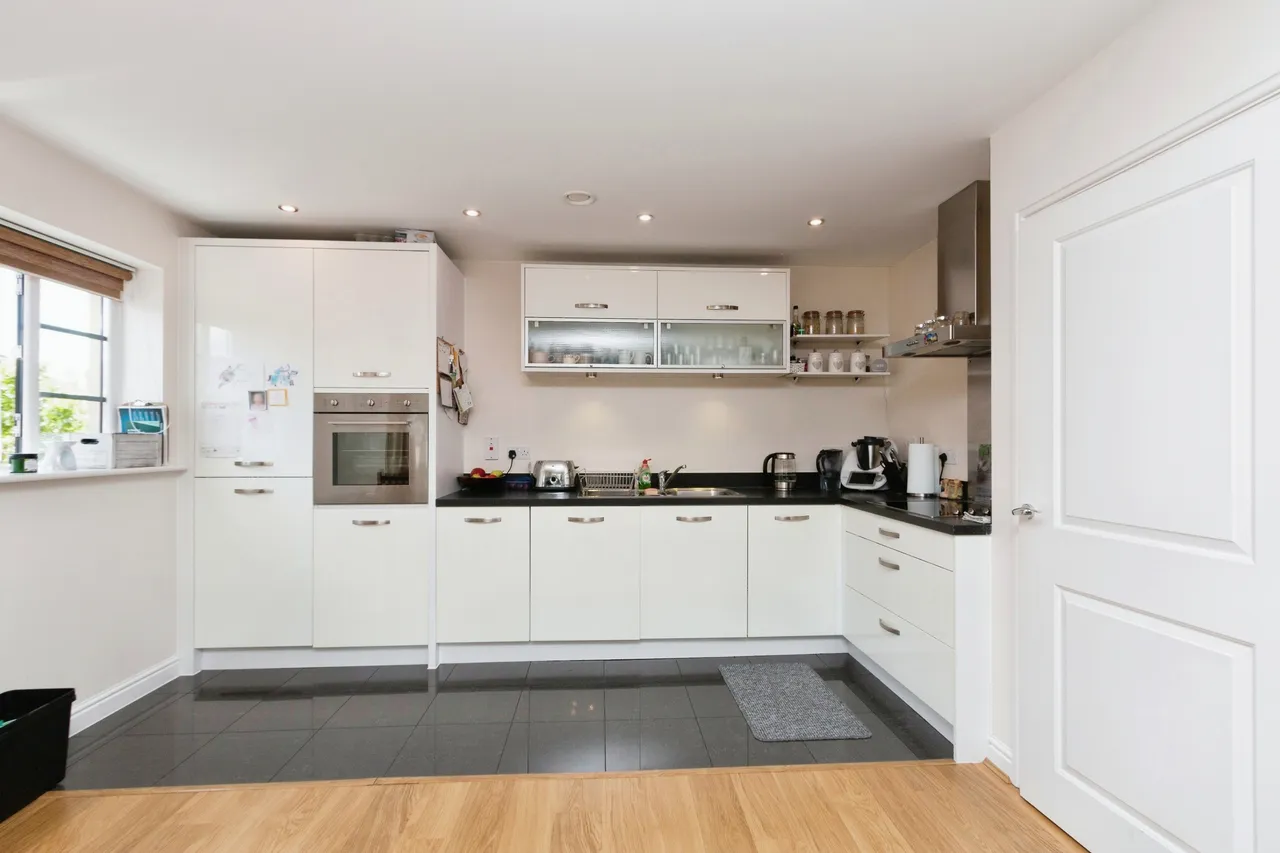 Wallis Square, Farnborough, GU14, photo 7