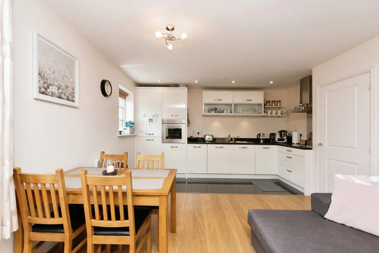 Wallis Square, Farnborough, GU14, photo 6