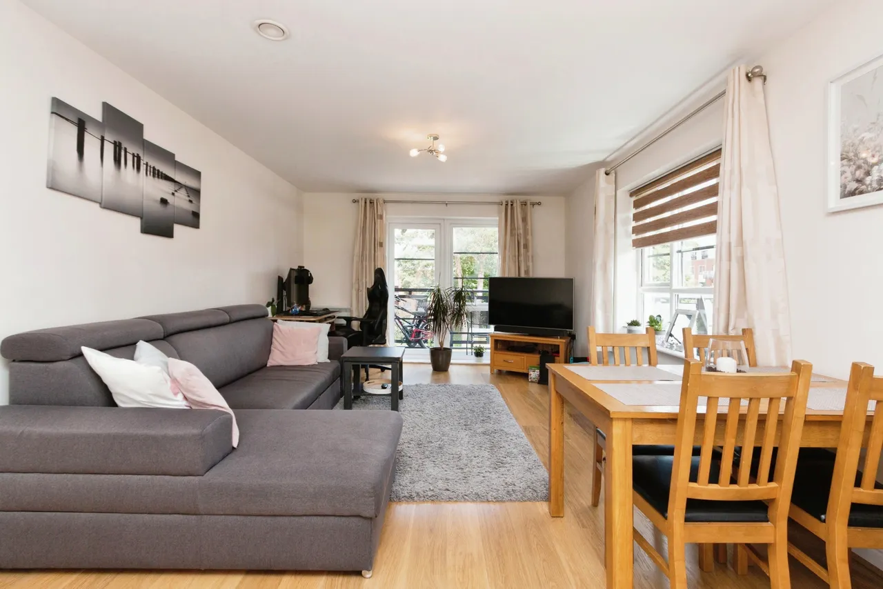 Wallis Square, Farnborough, GU14, photo 4