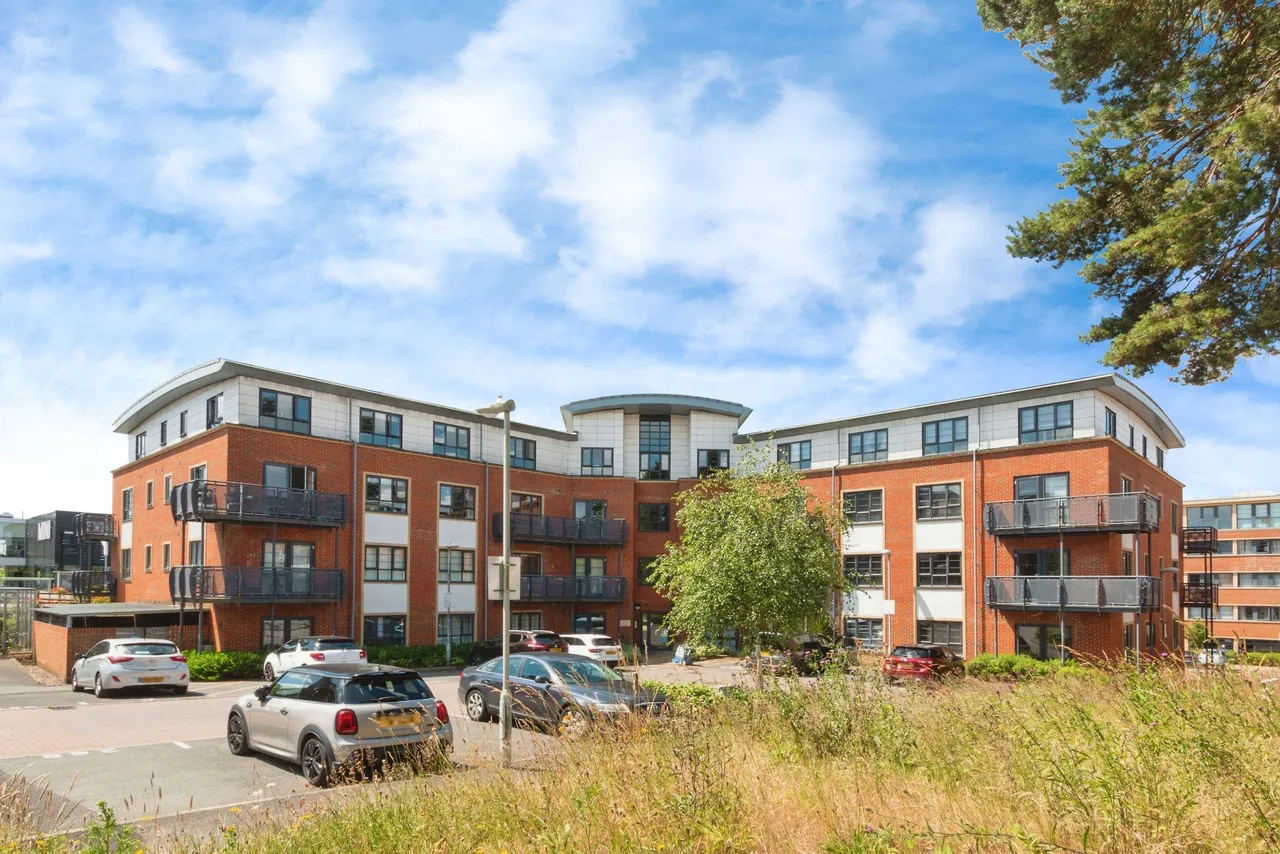 Wallis Square, Farnborough, GU14, photo 15